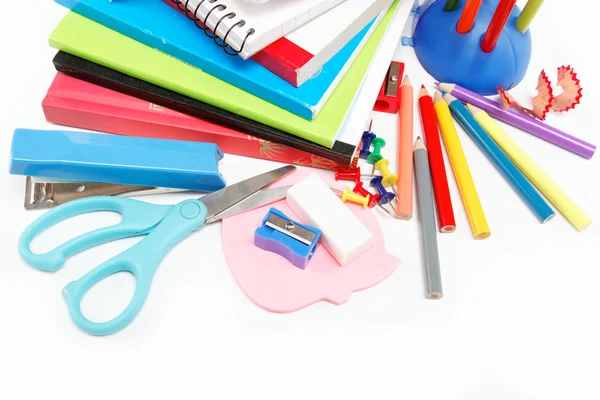 Materiale scolastico: quaderno, penne, matite su sfondo bianco . — Foto Stock