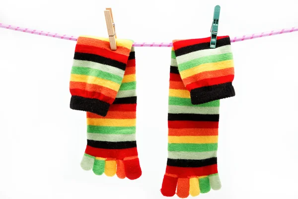 Renkli eğlence ekli clothespins asılı bir ip çorap. — Stok fotoğraf