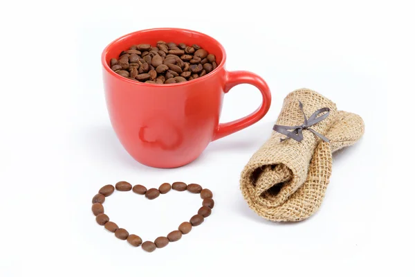 Серце кавових зерен з чашки з кавою . — стокове фото