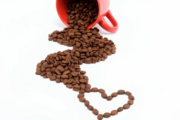从推翻杯咖啡豆的心脏. — 图库照片