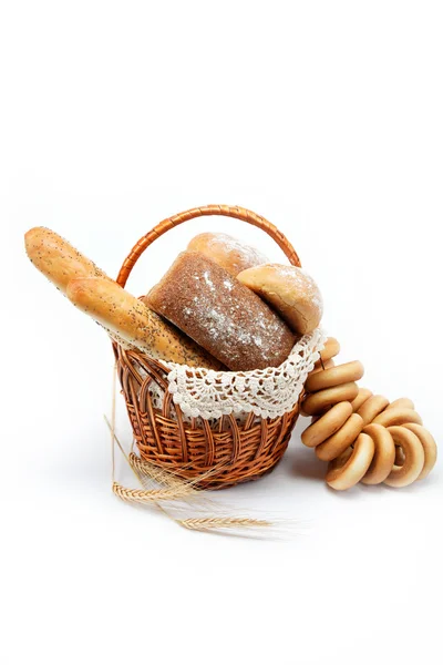 Taze ekmek sepeti tamamen izole. — Stok fotoğraf