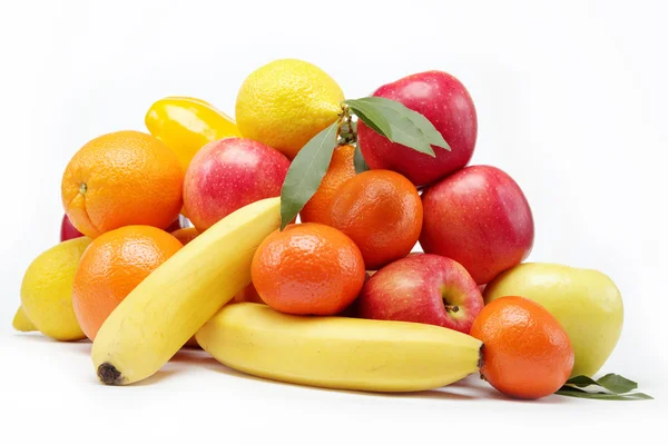 Свіжі фрукти ізольовані на білому тлі . — стокове фото