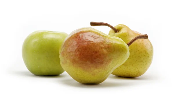 Pêras e maçã isoladas sobre fundo branco — Fotografia de Stock