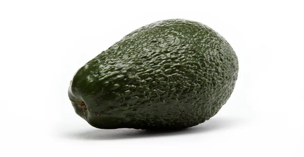 Rijp avocado geïsoleerd op een witte achtergrond. — Stockfoto