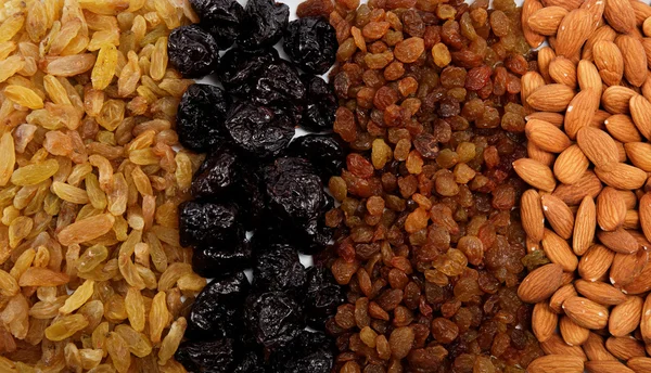 Frutos secos y frutos secos mezclados. Almendras, pasas y ciruelas pasas . —  Fotos de Stock