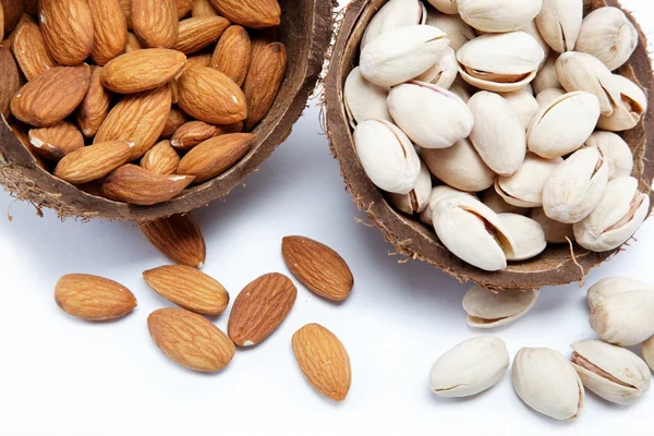 Almendras y pistachos en la cáscara del coco . — Foto de Stock