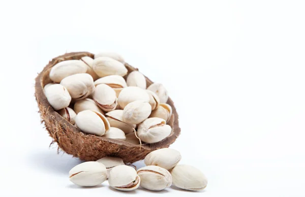 Pistache noten in de shell van de kokosnoot. — Stockfoto