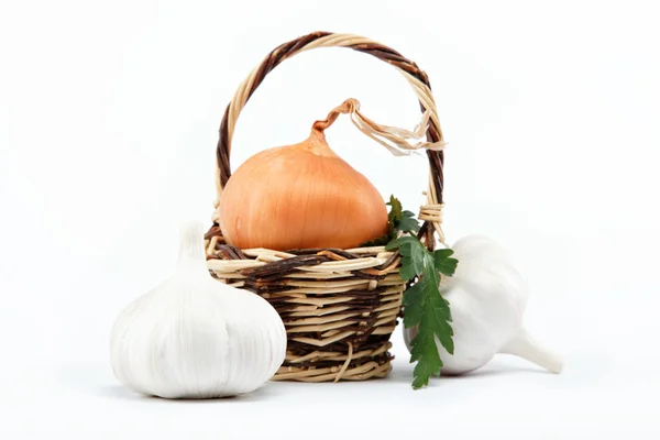 Bombillas frescas de cebolla en canasta sobre fondo blanco —  Fotos de Stock