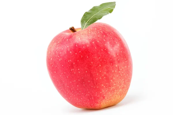 Zdrowej żywności. świeże czerwone jabłko z zielonych liści na biały backgro — Zdjęcie stockowe