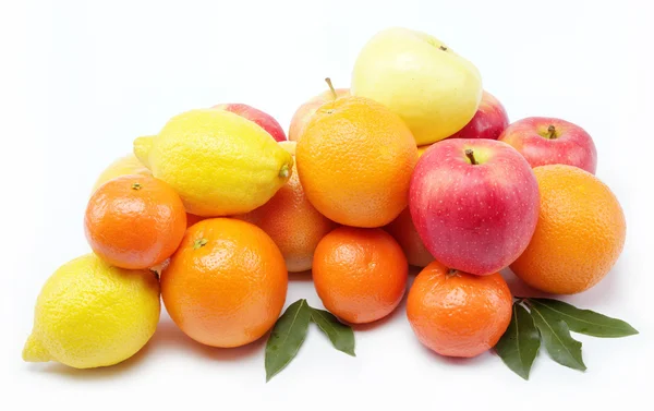 Frutas frescas aisladas sobre un fondo blanco . —  Fotos de Stock