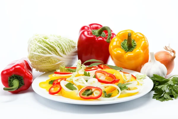 Здоровое питание. Свежие овощи и салат на белом фоне . — стоковое фото