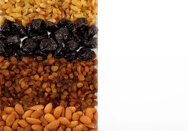 Gemengde noten en gedroogde vruchten. amandelen, rozijnen en pruimen op whit — Stockfoto