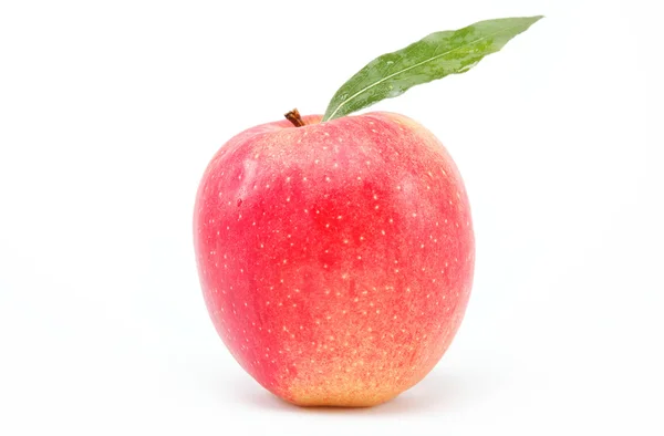 Здорова їжа. Свіже червоне яблуко з зеленим листом на білому фоні — стокове фото