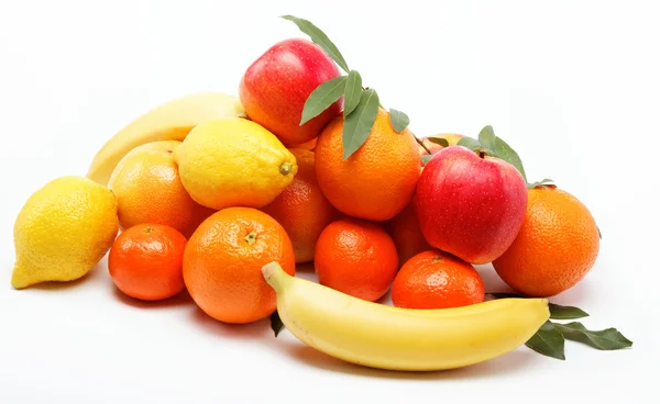 Citrusvruchten geïsoleerd op een witte achtergrond. — Stockfoto