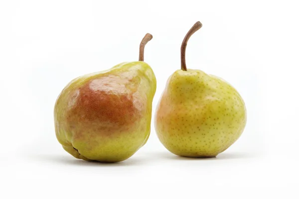 在白色背景上隔离的两颗梨 — 图库照片