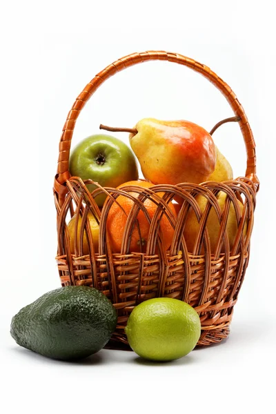 Fruit in mand geïsoleerd op een witte achtergrond. — Stockfoto