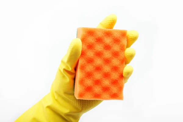 Hånd med gummihanske og rengjøringssvamp på hvit bakgrunn – stockfoto