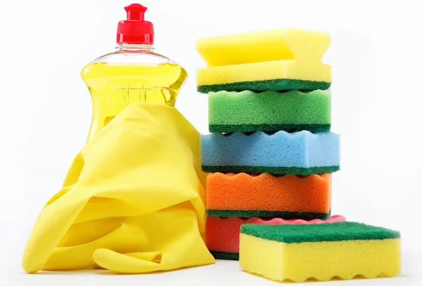 Frasco de detergente, guantes de goma y esponja limpiadora sobre un blanco b — Foto de Stock