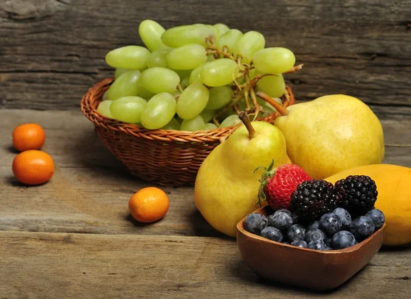 Свежие фрукты и ягоды — стоковое фото