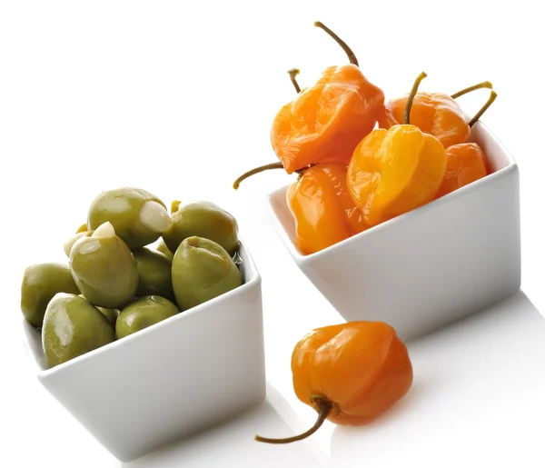 Gele peper en olijven — Stockfoto
