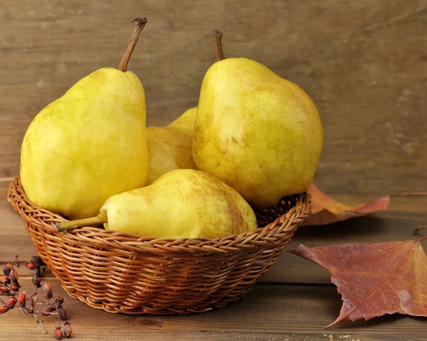 Yellow Pears In A Basket — Stock Photo, Image