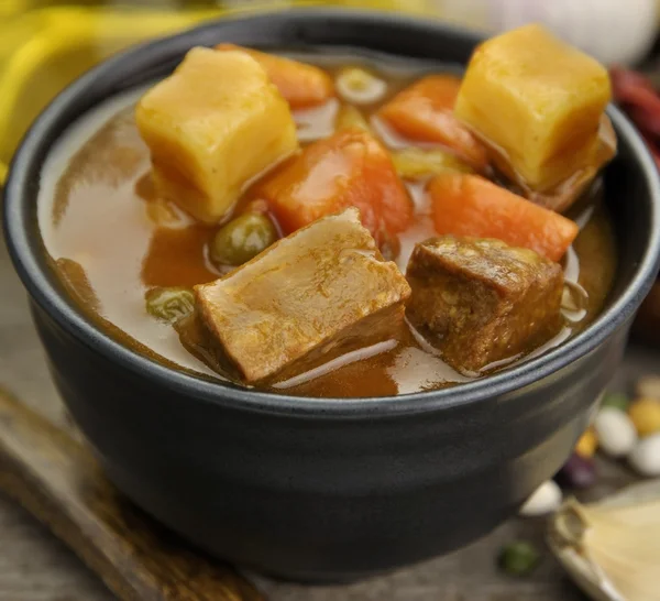 Nötkött soppa med grönsaker — Stockfoto