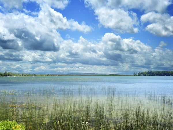 Lake en een blauwe hemel — Stockfoto