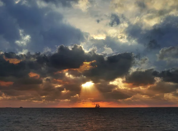 Zonsondergang boven de zee — Stockfoto