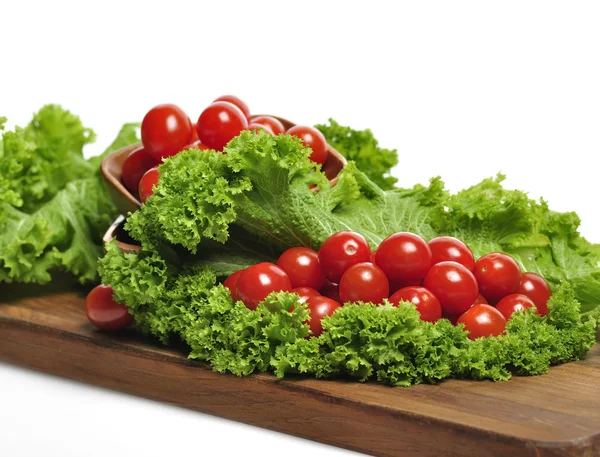 Tomates e folhas de salada — Fotografia de Stock