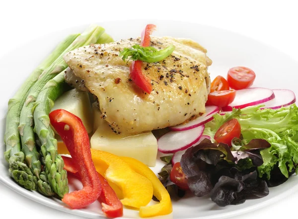 Piersi kurczaka z ziemniakami i warzywami — Zdjęcie stockowe