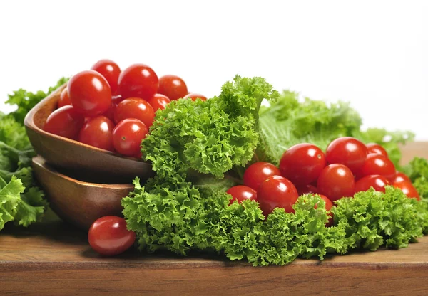 Tomates e folhas de salada — Fotografia de Stock