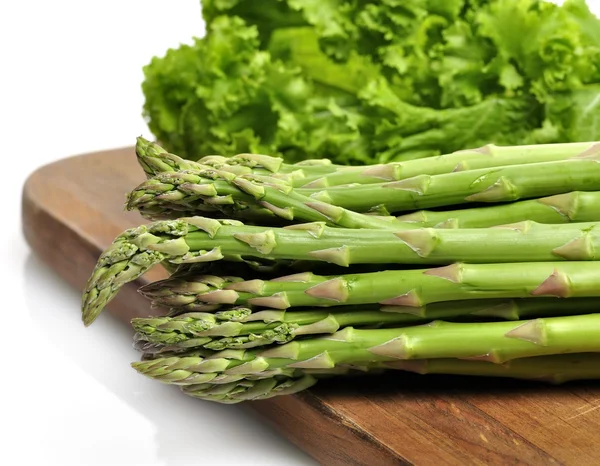 Asparagi e foglie di insalata — Foto Stock