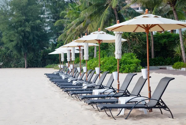 Plaj sandalye ve şemsiye tropikal kum plaj — Stok fotoğraf