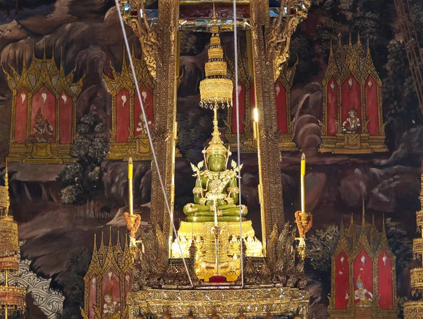 Der smaragdgrüne buddha im tempel des wat phra kaew am großen palast in bangkok, thailand — Stockfoto