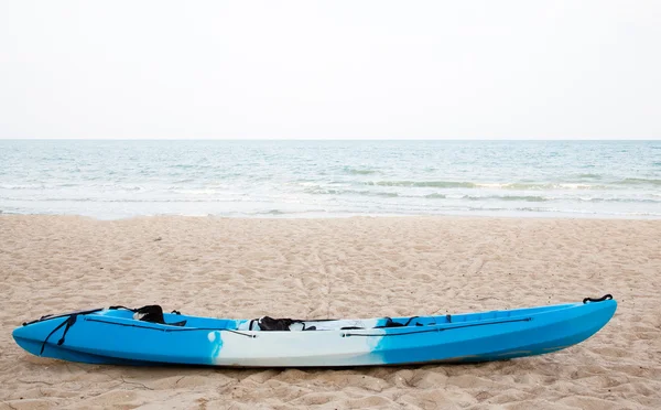 Colorido kayak en la playa — Foto de Stock