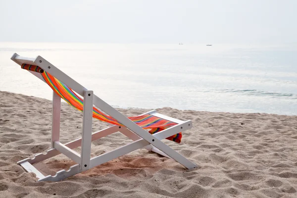 沙滩椅上热带白沙滩 — 图库照片