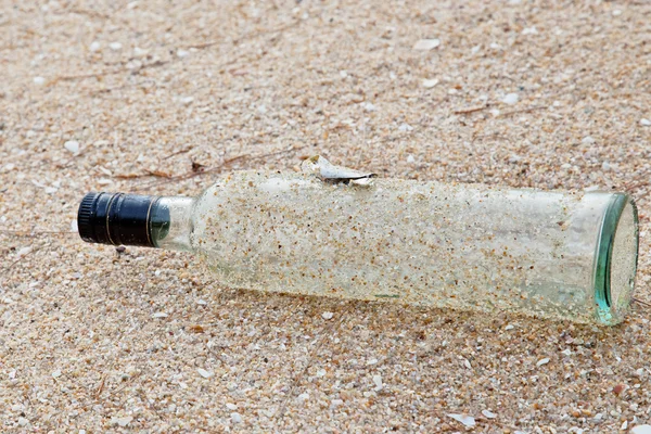 Пляшка сміття на пляжі — стокове фото