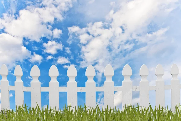 Recinzione bianca ed erba con sfondo cielo blu — Foto Stock