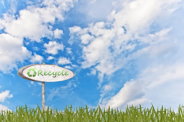Recycle op hout teken en gras — Stockfoto