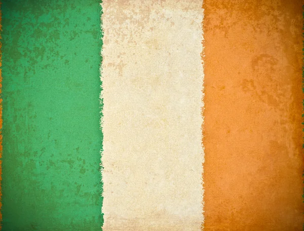 アイルランド共和国の旗の背景を持つ古いグランジ紙 — ストック写真