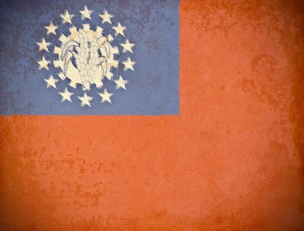 Altes Grunge-Papier mit myanmarischem Flaggenhintergrund — Stockfoto