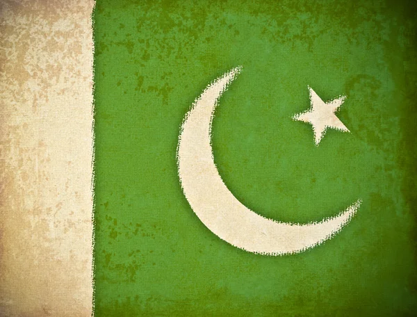 Старая гранж-бумага на фоне флага Пакистана — стоковое фото