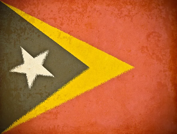 Старая гранж-бумага с фоном флага Восточного Тимора — стоковое фото