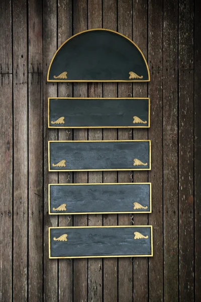 グランジ ウッドの背景に掛かっている木製の空白部分木看板 — ストック写真