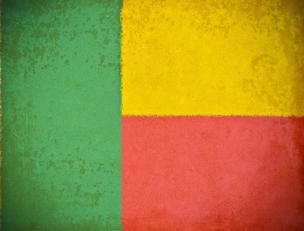 Старая гранж-бумага на фоне флага Бенина — стоковое фото