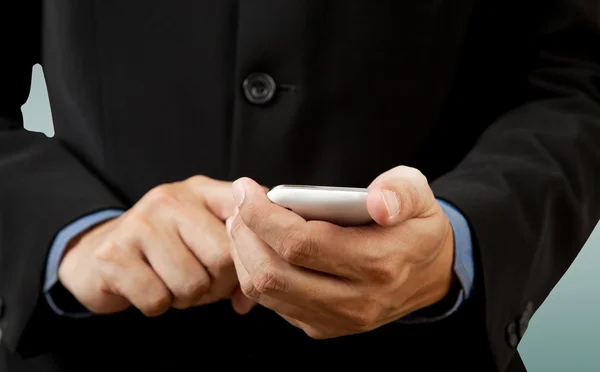 Бизнесмен трогает смартфон в руке — стоковое фото