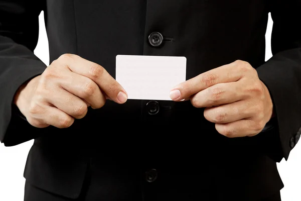 Ο άνθρωπος των επιχειρήσεων κρατώντας κενό επαγγελματική κάρτα που απομονώνονται σε λευκό — Φωτογραφία Αρχείου