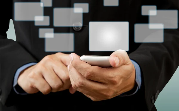 Бизнесмен касаются смартфона в руке с пустой кнопкой социальной н — стоковое фото