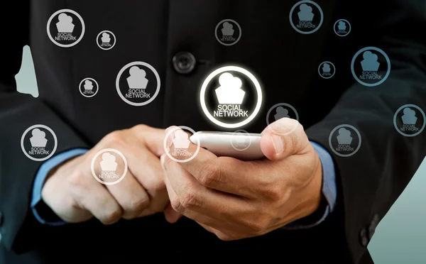 Biznesmen dotknąć inteligentny telefon w ręku z sieci społecznej — Zdjęcie stockowe