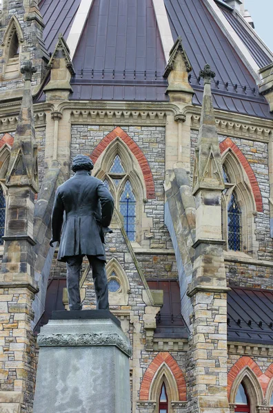 Estatua de D 'Arcy McGee contra el edificio del Parlamento — Foto de Stock